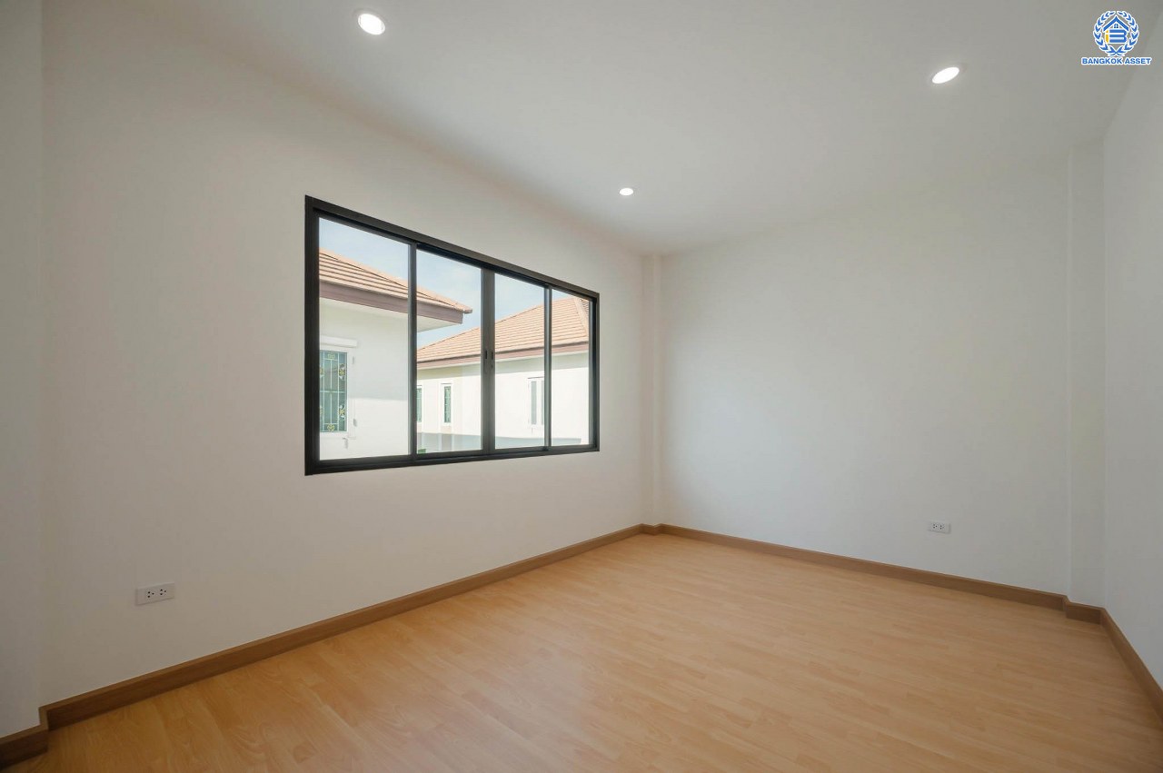 บ้านมือสองตกแต่งใหม่ โครงการ รติรมย์ ฟิฟท์ ราชพฤกษ์-ปิ่นเกล้า หลังมุม เนื้อที่ 57.5 ตร.ว. ฟังก์ชัน 3 ห้องนอน 3 ห้องน้ำ 2 ที่จอดรถ บรรยากาศเป็นส่วนตัว บนทำเลยอดนิยม เชื่อมต่อถนนสวนผัก, ถนนราชพฤกษ์, ถนนบางกรวย-ไทรน้อย ใกล้เซ็นทรัลเวสต์วิลล์ และจุดขึ้นทางด่วน "ศรีรัช"